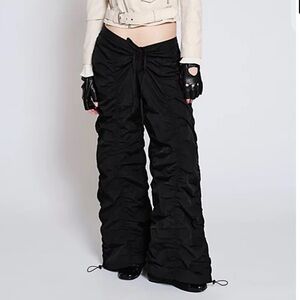 NWT Urban Outfitters UO Lyla Ruched Balloon Pant in Black V Front size Medium